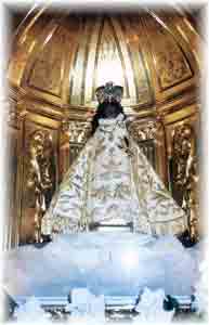 Virgen del Rebollet con sus ropajes, peluca y corona de plata.
